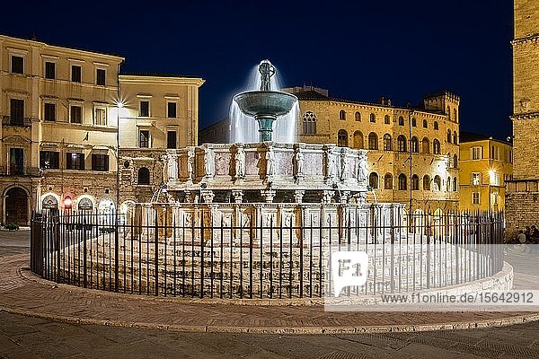 Beleuchteter mittelalterlicher Brunnen Fontana Maggiore bei Nacht  Bildhauer Nicola und Giovanni Pisano  1278  Piazza IV Novembre  Perugia  Umbrien  Italien  Europa