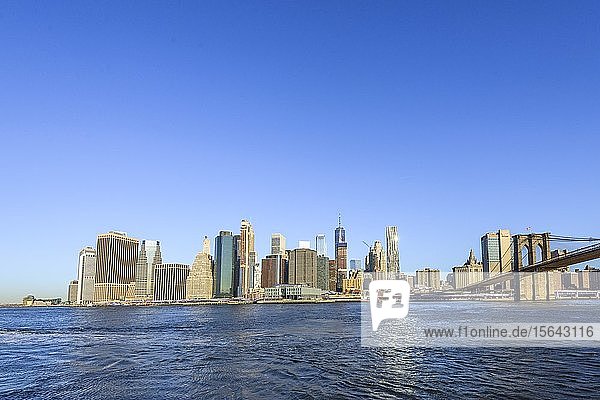 Blick vom Pier 1 über den East River auf die Skyline von Manhattan  Manhattan Bridge  Dumbo  Downtown Brooklyn  Brooklyn  New York