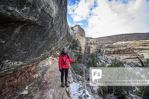 Junge Frau Trail hinunter in den Canyon zur Sipapu-Brücke  Natural Bridges National Monument  Utah  USA  Nordamerika