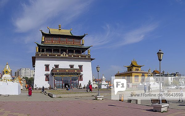 Haupthalle für die 26 Meter hohe Statue der Göttin Janraisig Sanskrit Avalokiteshvara im Kloster Gandan Migjid Janraisig Süm Gandan Khiid Ulan Bator Mongolei Asien