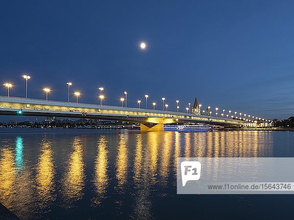 Kaiserliche Brücke über die Donau  Blaue Stunde  Wien  Österreich  Europa
