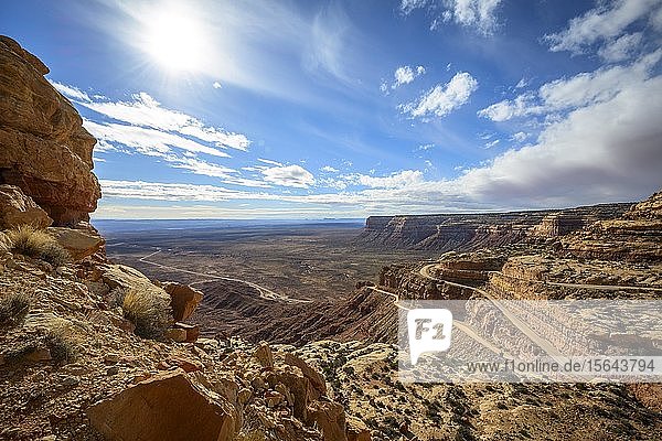 Moki Dugway überwindet den Rand der Cedar Mesa  Blick auf das Tal der Götter  Bears Ears National Monument  Utah State Route 261  Utah  USA  Nordamerika