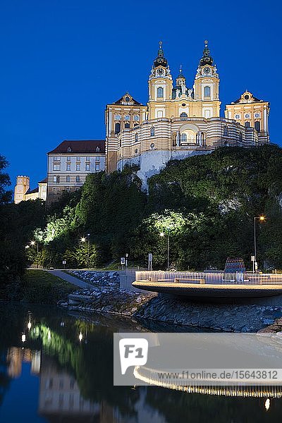 Benediktinerstift Stift Melk in der Abenddämmerung  UNESCO-Welterbe  Melk  Wachau  Niederösterreich  Österreich  Europa