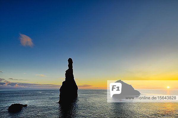 Vulkanische Felsformation Ilheus da Rib  Steilküste von Ribeira de Janela  auch Ribeira da Janela  Sonnenaufgang  Porto Moniz  Madeira  Portugal  Europa