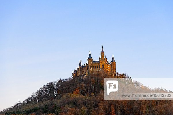 Burg Hohenzollern im Herbst  Bisingen  Zollernalbkreis  Baden-Württemberg  Deutschland  Europa