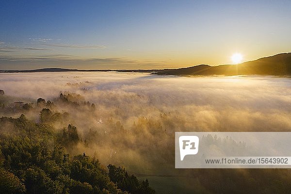Sonnenaufgang mit Bodennebel über Attenloher Filzen bei Gaißach  Isarwinkel  Luftbild  Oberbayern  Bayern  Deutschland  Europa