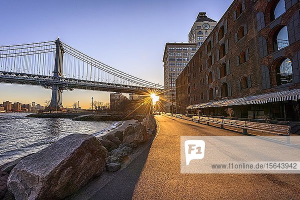 Manhattan Bridge im Gegenlicht  Morgensonne  Sonnenstern  Sonnenaufgang  Empire Fulton Ferry Park  Dumbo  Brooklyn  New York  USA  Nordamerika