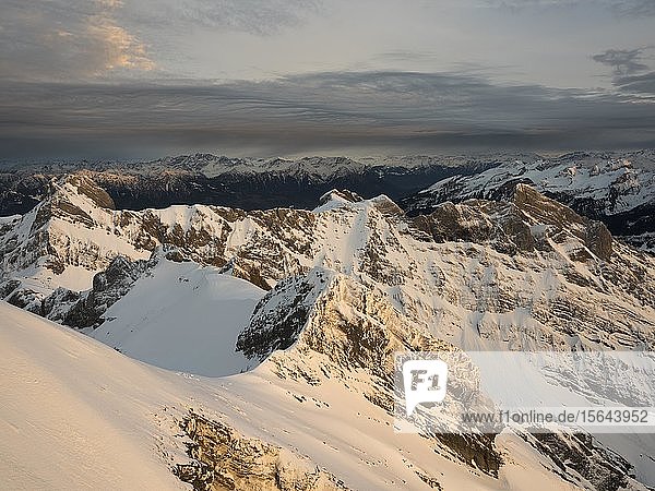 Blick bei Sonnenuntergang in Richtung Altman und Österreich vom Säntis Alpstein Appenzell Schweiz Europa