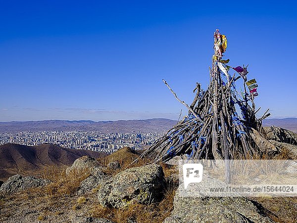 Khatas Gebetsfahnen markieren einen Gipfel und heiligen Ort hinten Ulan Bator Mongolei Asien
