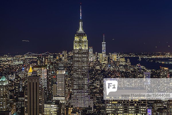 Blick auf Midtown und Downtown Manhattan und Empire State Building vom Top of the Rock Observation Center bei Nacht  Rockefeller Center  Manhattan  New York City  New York City