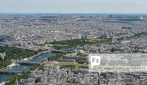 Blick auf das Musée du Louvre Stadtansicht mit dem Fluss Seine Ausblick vom Eiffelturm Paris Frankreich Europa