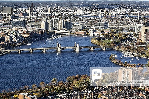 Blick vom Prudential Tower auf den Charles River  Longfellow Bridge und den Norden der Stadt  Boston  Massachusetts  Neuengland  USA  Nordamerika