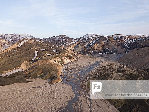 Luftaufnahme  vulkanische Landschaft im Hochland  Berge mit Flusstal  Landmannalaugar  Island  Europa