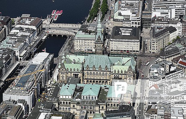Luftbild Rathaus der Freien und Hansestadt Hamburg und Handelskammer Rathausmarkt Stadtzentrum Hamburg Deutschland Europa