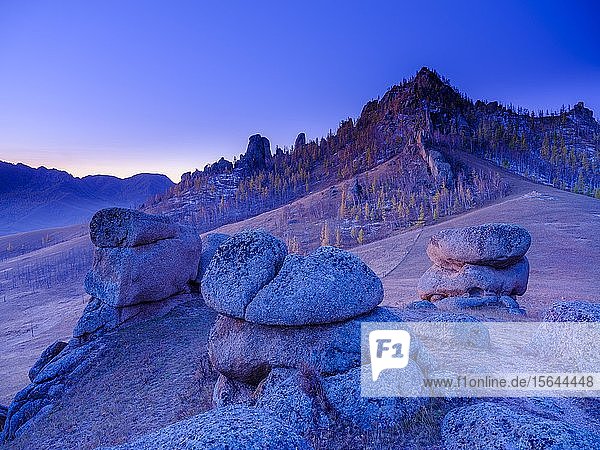 Morgendämmerung Felsformationen im Gorchi-Tereldsch-Nationalpark Ulan Bator Mongolei Asien