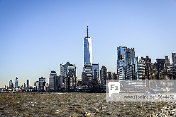 Blick vom Pier 1 über den East River auf die Skyline von Manhattan  Dumbo  Downtown Brooklyn  Brooklyn  New York  New York State  USA  Nordamerika