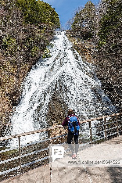 Frau vor dem Yudaki-Wasserfall  Fluss Yu  Nikk? National Park  Nikk?  Präfektur Tochigi  Japan  Asien