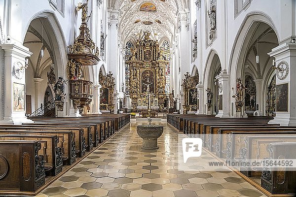 Innenraum und Altar der Pfarrkirche Mariä Himmelfahrt  Landsberg am Lech  Oberbayern  Bayern  Deutschland  Europa