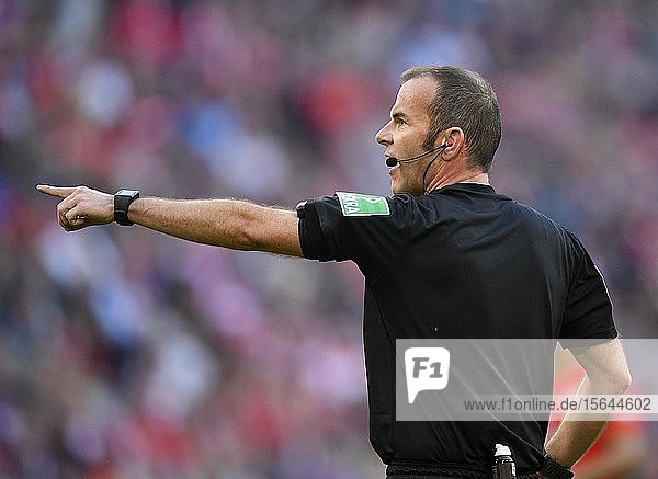 Referee Referee Marco Fritz  Gestik  Allianz Arena  Munich  Bavaria  Germany  Europe