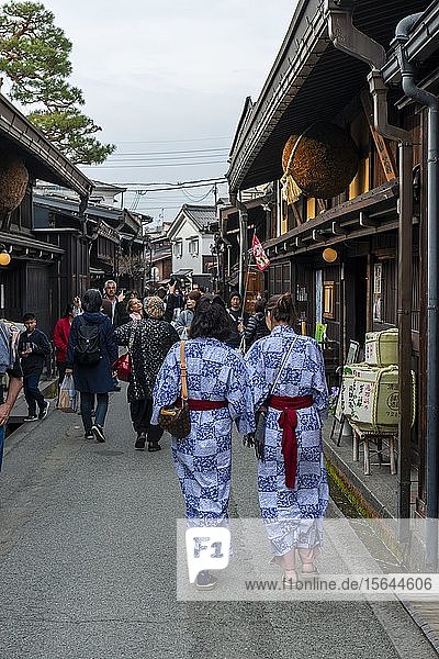 Touristen in der Altstadt  Shimosannomachi  Takayama  Gifu  Japan  Asien