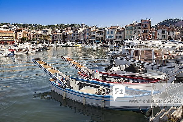 Boote und Yachten im Hafen von Cassis  Bouches-du-Rhone  Provence-Alpes-Côte d`Azur  Südfrankreich  Frankreich  Europa