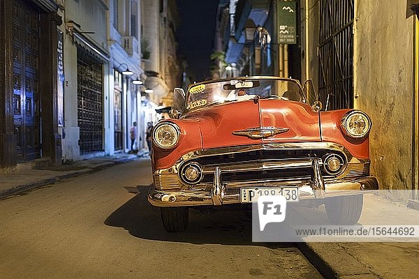 Roter Oldtimer  Chevrolet  in enger Gasse bei Nacht  Havanna  Kuba  Mittelamerika
