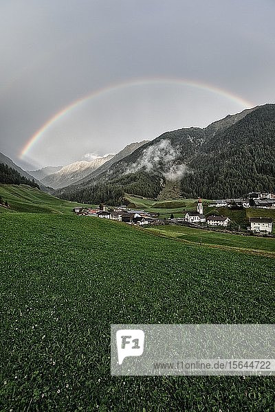 Niederthai mit Regenbogen  Ötztal  Tirol  Österreich  Europa