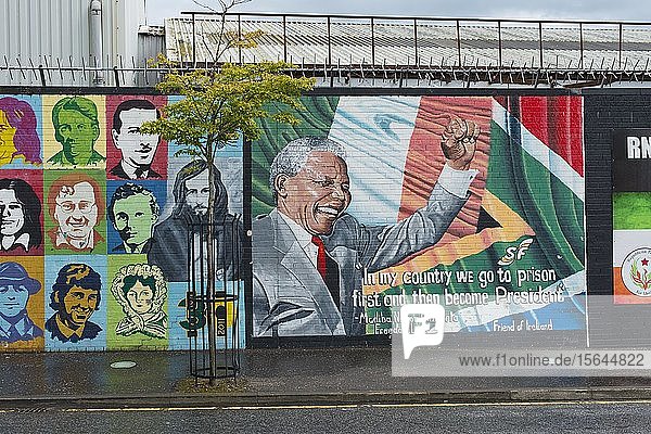 Wandgemälde  politisches Graffiti an einer Wand in West Belfast  Belfast  County Antrim  Nordirland  Vereinigtes Königreich  Europa