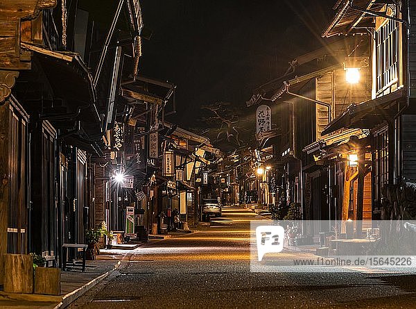 Altes traditionelles Dorf der Nakasend?  Zentrale Bergstraße am Abend  Narai-juku  Kiso-Tal  Nagano  Japan  Asien