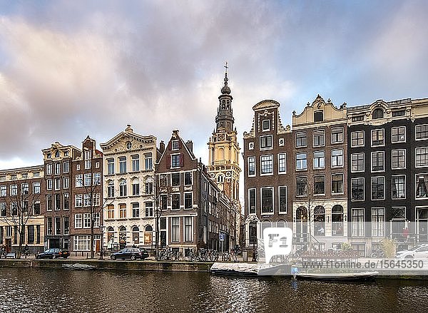 Historische Häuser an der Kloveniersburgwal mit Zuiderkerk  Amsterdam  Holland  Niederlande