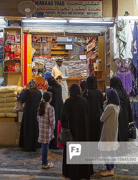 Einheimische Frauen im Mutrah Souq  Arabischer Markt  Traditioneller Basar  Mutrah  Muscat  Oman  Asien