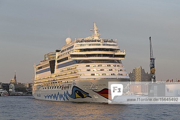 Kreuzfahrtschiff AIDAsol verlässt den Hafen  Hamburg  Deutschland  Europa