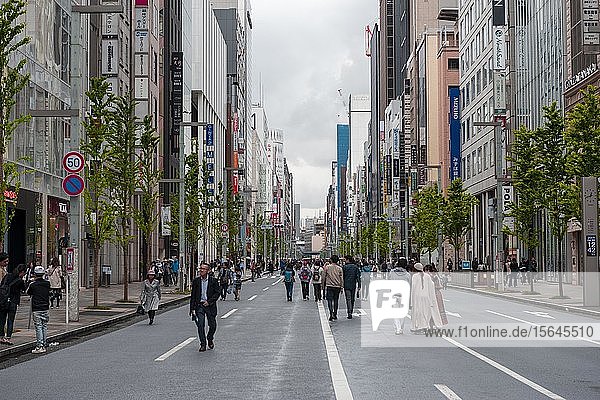Menschen auf der Straße Einkaufsmeile zwischen Hochhäusern Ginza Tokio Japan Asien