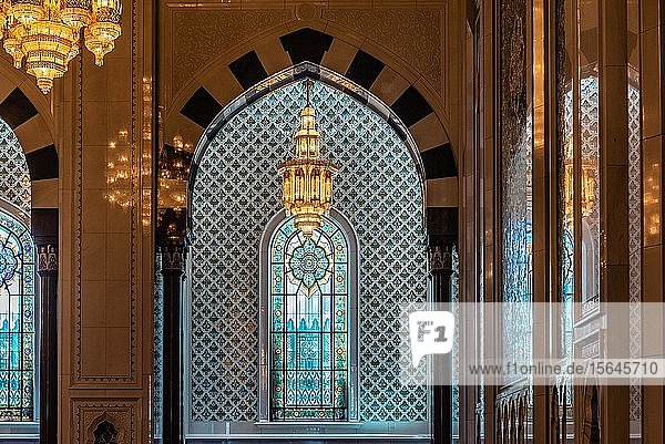 Ornamental verzierte Wand mit Fenster  Innenansicht der Sultan Qabus Moschee  Muscat  Oman  Asien