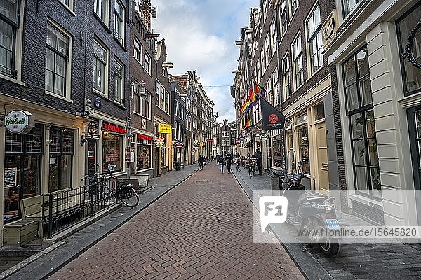 Straße in der Altstadt von Amsterdam  Zeedijk  Amsterdam  Nordholland  Niederlande