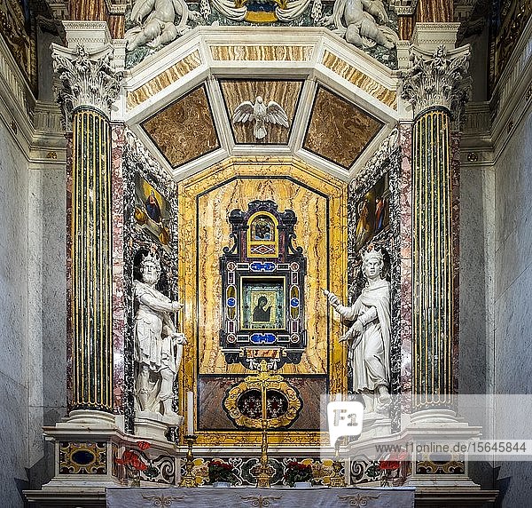 Die Capella della Santissima Icone mit byzantinischer Ikone aus dem 11. Jahrhundert  Dom Santa Maria Assunta  Spoleto  Provinz Perugia  Umbrien  Italien  Europa