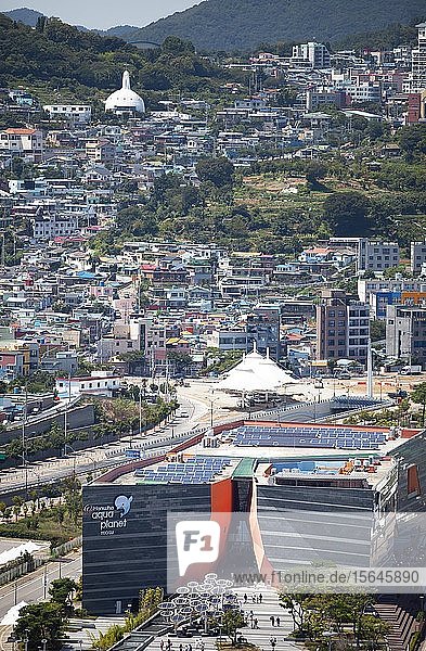 Stadtansicht  vor dem ehemaligen Expo-Gebäude Aqua Planet  Yeosu  Jeollanam-do  Südkorea  Asien