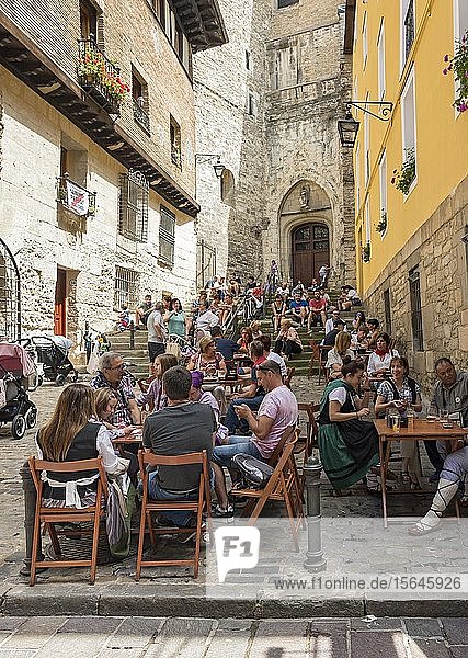 Menschen essen in einem Straßenrestaurant vor der Kirche San Miguel  Vitoria-Gasteiz  Baskenland  Spanien  Europa