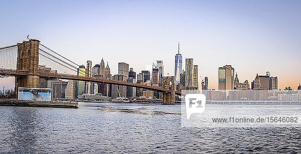 Brooklyn Bridge bei Sonnenaufgang  Blick vom Main Street Park über den East River auf die Skyline von Manhattan mit Freedom Tower oder One World Trade Center  Dumbo  Downtown Brooklyn  Brooklyn  New York