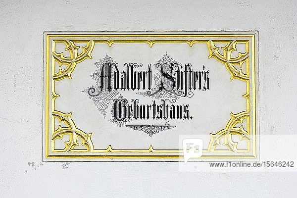 Graviertes Schild am Geburtshaus von Adalbert Stifter  österreichischer Schriftsteller  Maler und Pädagoge  Horni Plana am Lipno-Stausee  Böhmen  Tschechische Republik  Europa