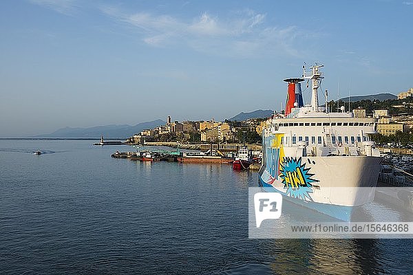 Stadtansicht mit Fährhafen und Fähren  Morgenstimmung  Bastia  Korsika  Frankreich  Europa