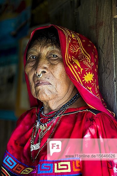 Porträt einer traditionell gekleideten Kuna-Indianerin  Achutupu  San Blas Inseln  Kuna Yala  Panama  Mittelamerika