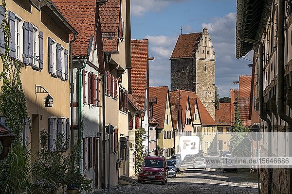 Altstadt mit Rothenburger Tor in Dinkelsbühl  Mittelfranken  Bayern  Deutschland  Europa