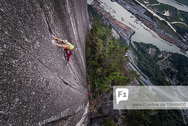Felskletterer an der Felswand von Heatwave The Chief Squamish Kanada