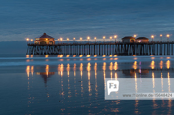 Huntington Beach Pier bei Nacht  Kalifornien  USA