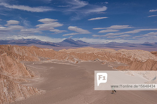 Männlicher Reisender  der die Wüste erkundet  San Pedro de Atacama  Chile