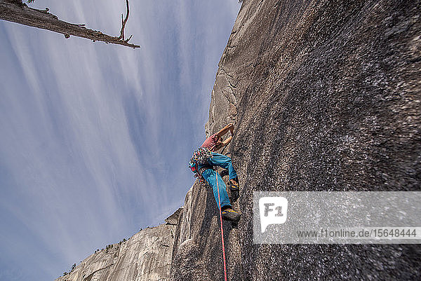 Bergsteiger der die Hitzewelle erklimmt auf dem Gipfel des Chief Squamish Kanada