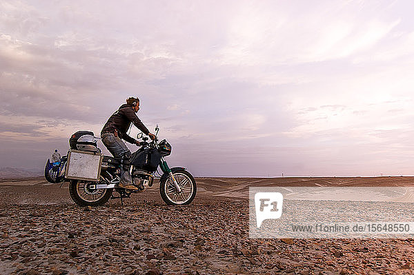 Motorradfahrer geniesst Aussicht in der Wüste  Arequipa  Peru