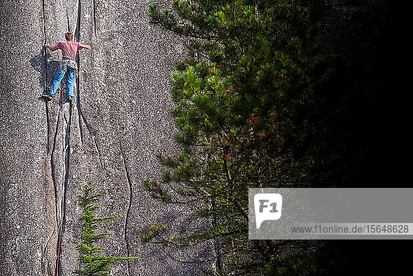 Bergsteiger  der die Hitzewelle erklimmt  auf dem Gipfel des Chief  Squamish  Kanada