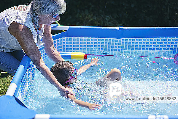 Großmutter unterstützt Enkelin im Schwimmbad